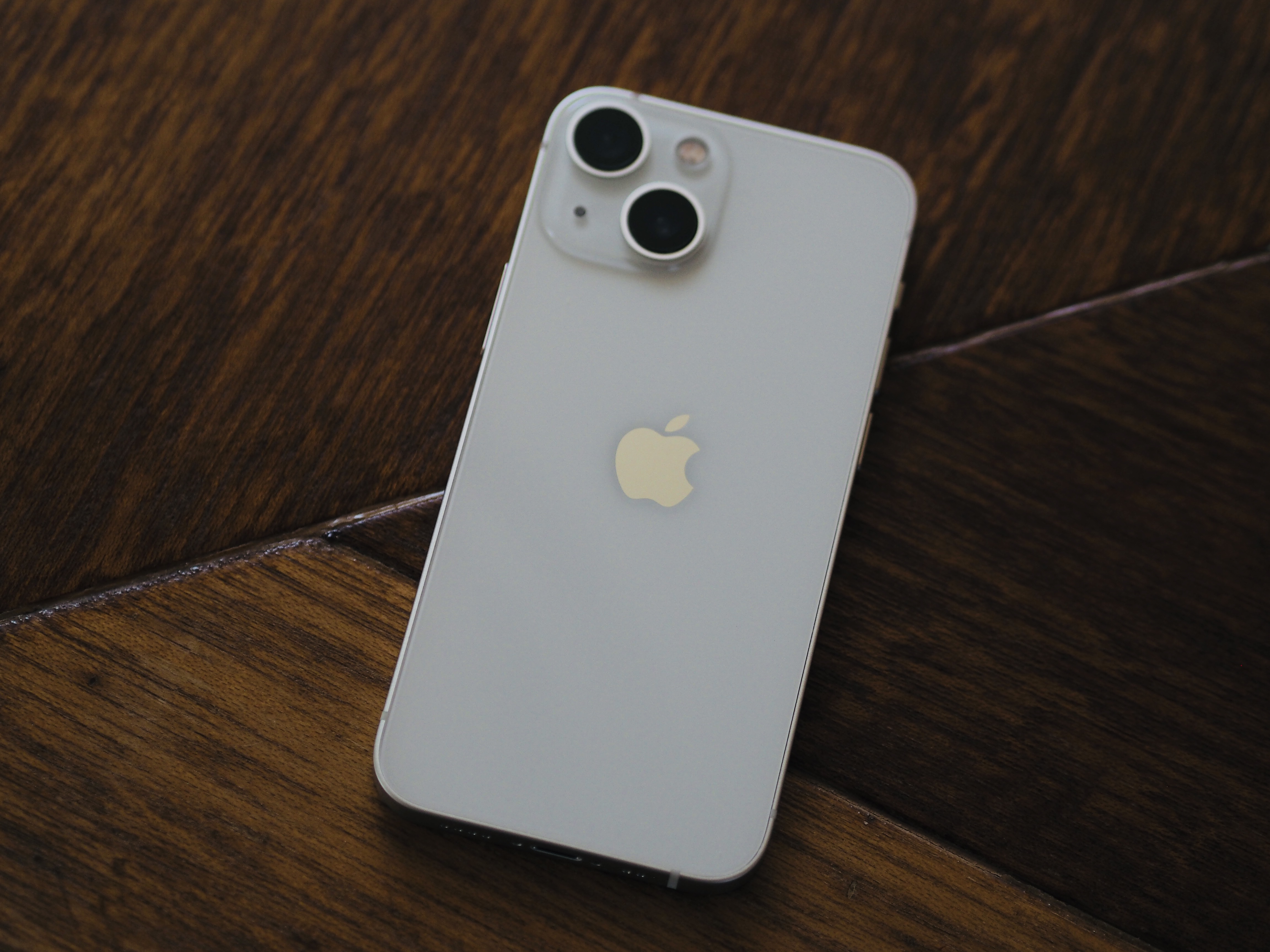 驚きの耐久性?!iPhone15に保護フィルムは不要か?Ceramic Shieldの経年劣化を大公開。